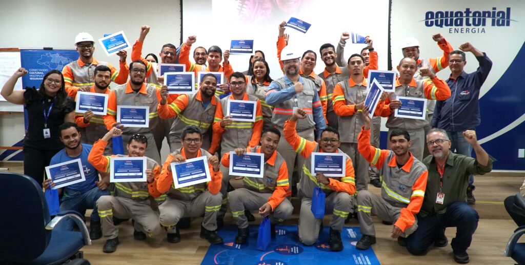 Nesta sexta-feira (22/12), às 9h, acontece em Imperatriz, a formatura da segunda turma mista (homens e mulheres) do Programa Escola de Eletricistas da Equatorial Maranhão, em parceria com o Serviço Nacional de Aprendizagem Industrial do Maranhão (SENAI). A iniciativa visa promover educação e qualificação profissional, contribuindo para um importante passo na missão da Distribuidora de capacitar eletricistas especializados em redes de distribuição de energia elétrica.

O evento de certificação acontecerá no auditório da sede da Equatorial e reunirá os alunos que concluíram o curso, representantes da Distribuidora e Senai. As inscrições para esta turma aconteceram no mês de julho, quando foram ofertadas 200 vagas para a seleção final de 25 candidatos.

Em novembro, a Equatorial Maranhão certificou 23 alunos da primeira turma realizada em Imperatriz e agora irá formar mais profissionais para atuar no mercado de trabalho da região. Ao todo, a Escola de Eletricistas do Maranhão formará 4 turmas este ano, nas cidades de Imperatriz e São Luís.

Sobre a Escola de Eletricistas


A Escola de Eletricistas faz parte do E+ Profissional, projeto que compõe a Plataforma de Sustentabilidade do Grupo Equatorial Energia e conta com o apoio do Programa de Eficiência Energética do Grupo, regulado pela ANEEL, com objetivo de qualificar pessoas para o mercado de trabalho no setor elétrico. O projeto teve início no ano passado em cinco estados de concessão do Grupo Equatorial e já certificou mais de 400 novos eletricistas aptos para o mercado. Em 2022 foram concluídas duas turmas em São Luís, que formaram 47 novos eletricistas e 50% deles conseguiram emprego logo após a conclusão do curso. Este ano, com a conclusão destas duas turmas, o projeto está formando duas turmas em São Luís e duas em Imperatriz, totalizando 4 turmas no Maranhão em 2023.
Assessoria de Imprensa da Equatorial Maranhão