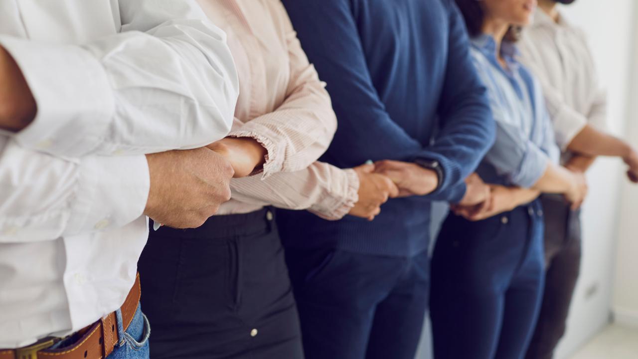 Como o associativismo empresarial pode contribuir para o desenvolvimento de uma cidade?